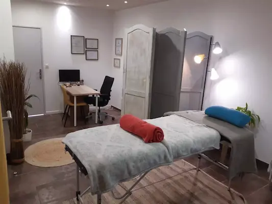 Cabinet de naturopathie d'Agnès Guet à Blain, avec table de massage et espace de consultation