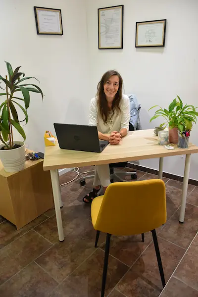 Agnès Guet, naturopathe certifiée, souriante dans son cabinet de Blain avec diplômes FÉNA visibles au mur