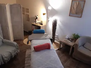 Salle de soin du cabinet d'Agnès Guet à Blain, table de massage, éclairage chaleureux et décoration naturelle apaisante